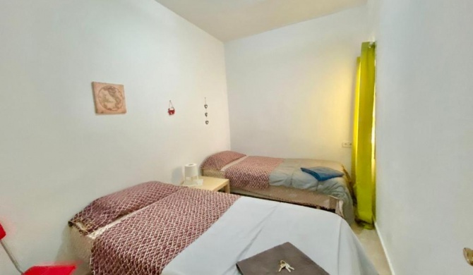 2 Private room with a window near Alacant-Terminal, wifi