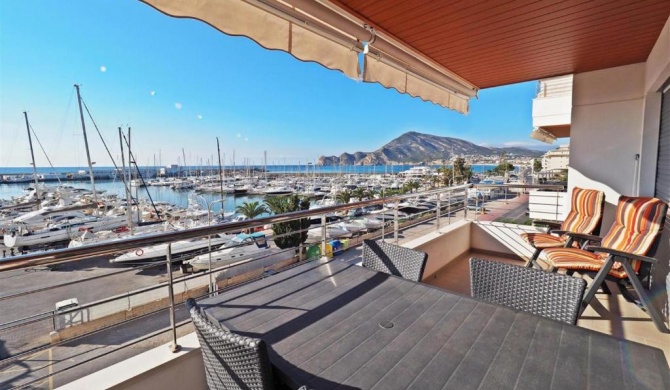 Spacious apartment in front of the harbour in Altea