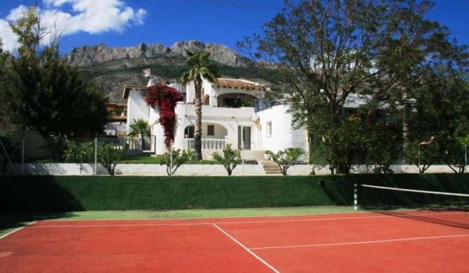 Villa with tennis court