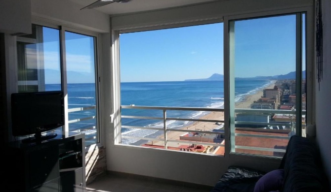Acogedor apartamento con vistas al mar.