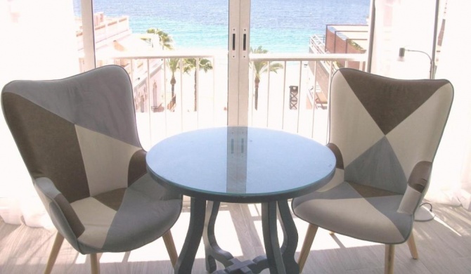 Apartamento Giner, muy centrico, soleado, en pleno casco historico, frente la playa de levante, a unos pasos, con vistas al mar