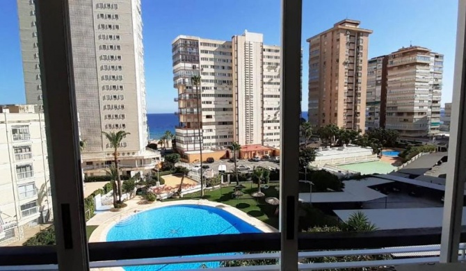 Apartamento mediterraneo, muy centrico, en Plaza Triangular, soleado, con jardines y piscina y la playa enfrente andando, con parking exterior comunitario