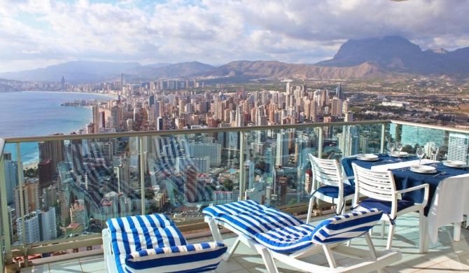 Amazing apartment on the 34th floor with private terrace and sea views