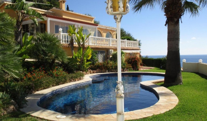 1. Meeresline Villa mit privat Pool