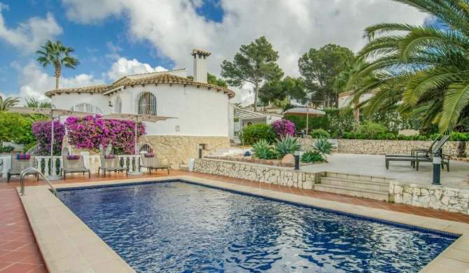 Gorgeous villa with private pool and near golf course and beach