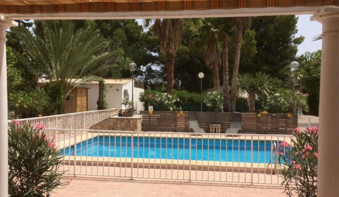 Villa con jardín y piscina privada
