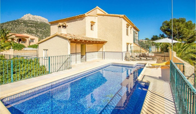 Stunning home in Calpe with 5 Bedrooms and Outdoor swimming pool