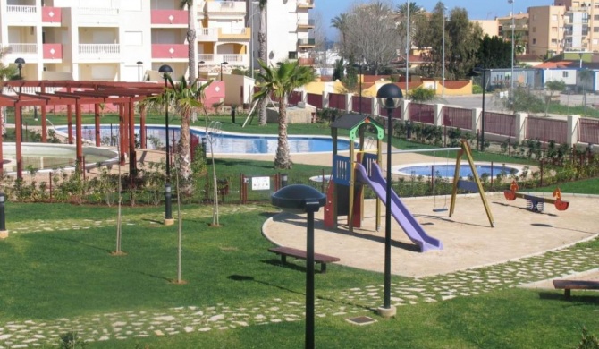 Apartamento vistas a jardín y piscina. wifi gratis