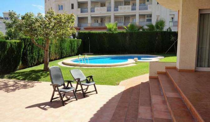 Light apartment with communal pool and walking distance to the beach