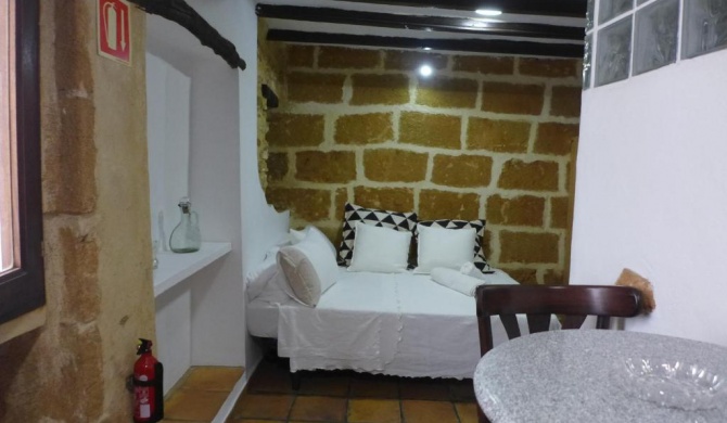 No.5B - Lovely Studio Apt with A/C in the centre of the old town