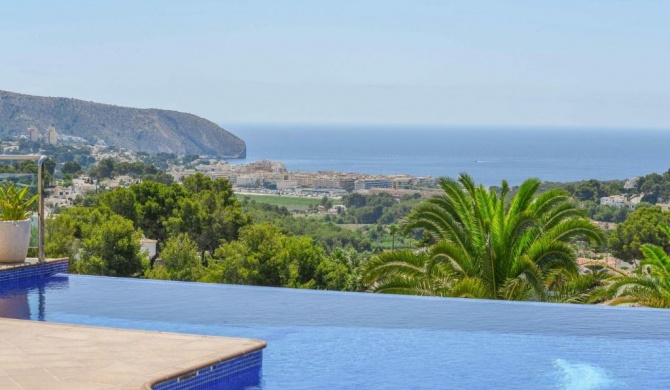 Unique villa in Moraira with infinity pool