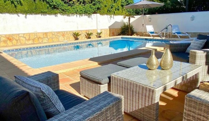Charming villa with private swimming pool located 100 m from the sea