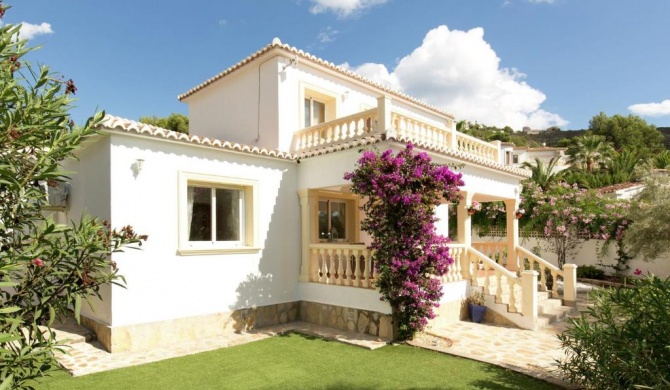 Detached three bedroom villa with pool surrounded by large garden in Moraira